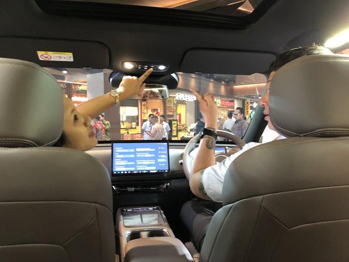 Pengunjung-Living-World-Denpasar-saat-melihat-lihat-mobil-Wuling-Eksion-yang-baru.jpg