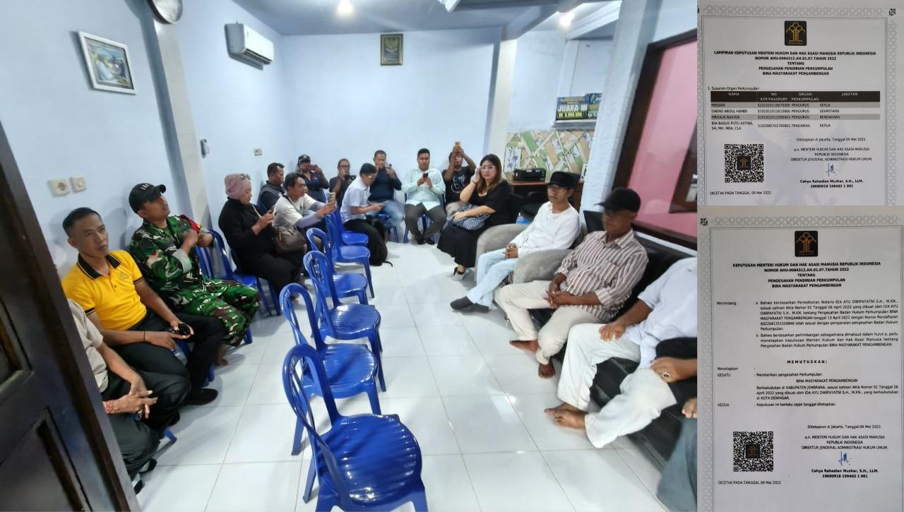 Pengurus-LSM-BMP-menunjukkan-legalitas-pendirian-LSM-Bina-Masyarakat-Pengambengan-kepada-wartawan.jpg