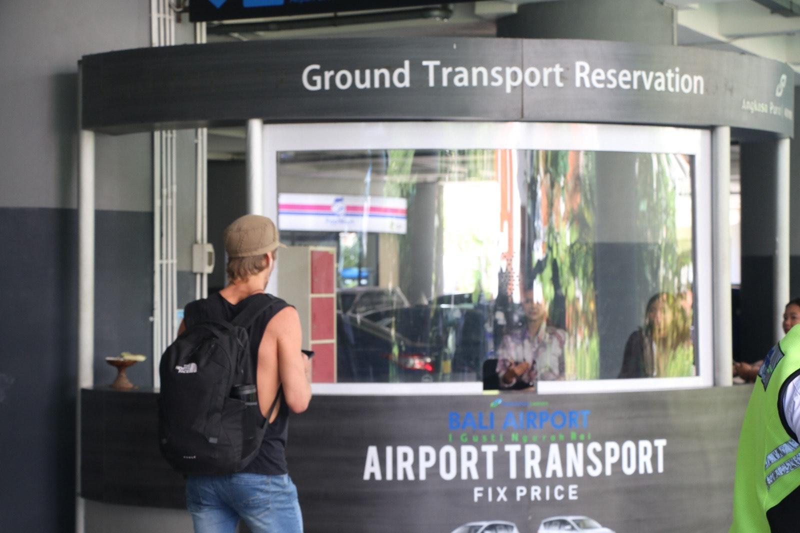Penumpang-Diimbau-Gunakan-Transportasi-Darat-Resmi-Bandara-Ngurah-Rai-Bali.jpg