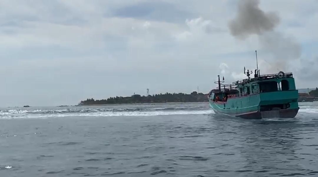 Perairan-Jungut-Batu-Nusa-Penida-Kapal-Naga-Mas-Perkasa-Sempat-Tabrak-Karang.jpg