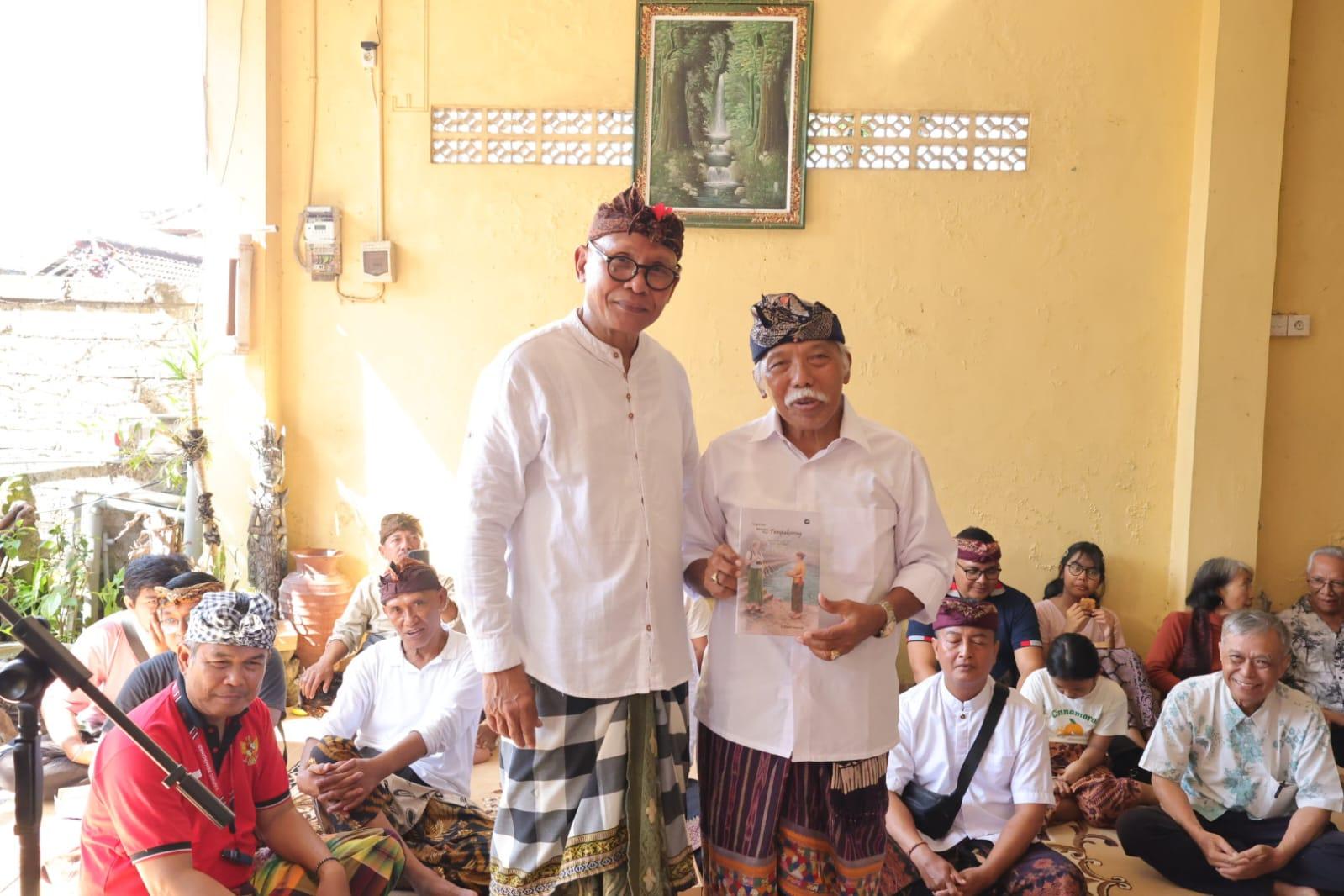 Peringati-Seabad-Pengarang-Made-Sanggra-Sang-Anak-Luncurkan-Geguritan-Katemu-ring-Tampaksiring-Bali.jpg