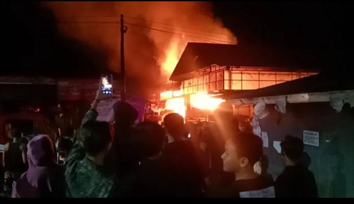 Peristiwa-kebakaran-hebat-terjadi-di-Pasar-Pagi-Desa-Adat-Lelateng-Kelurahan-Lelateng.jpg