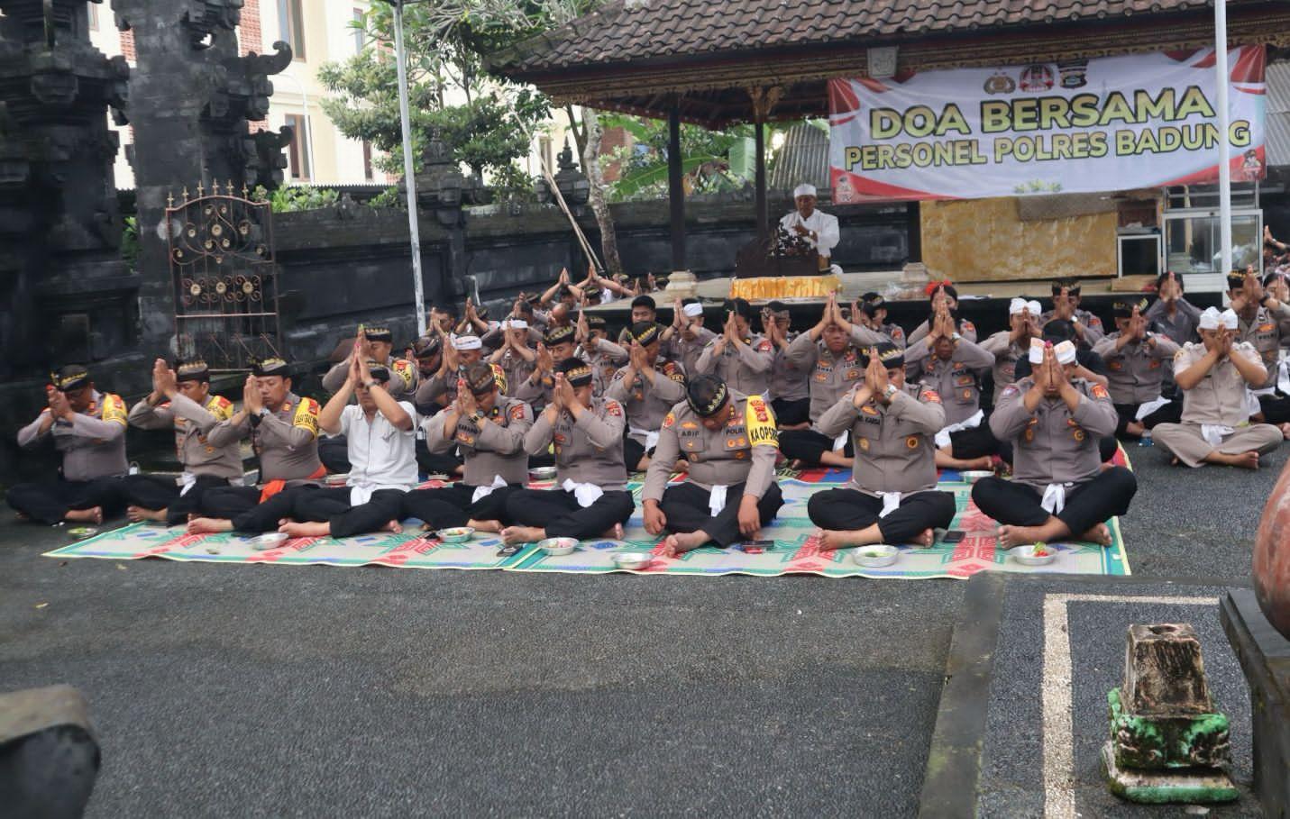 Personel-Polda-Bali-melakukan-Salat-Gaib-dan-persembahyanga.jpg