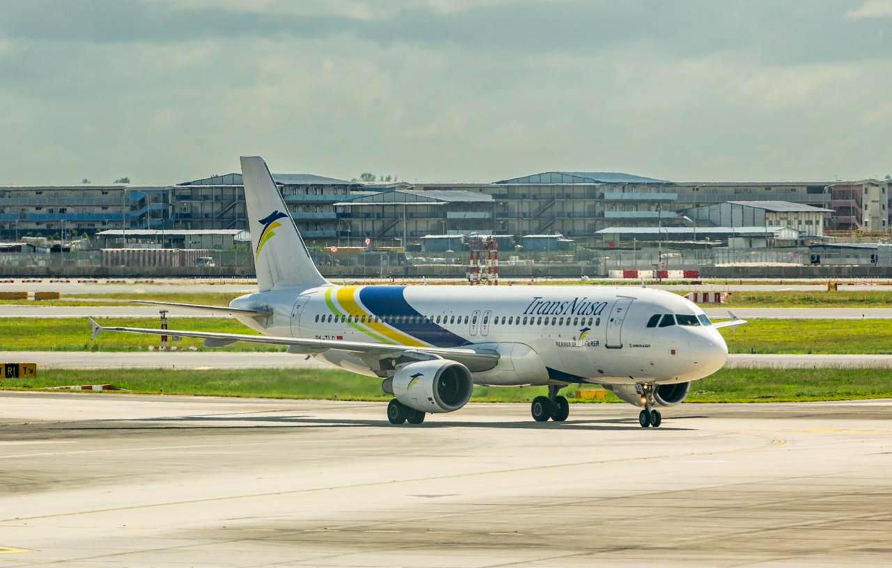 Pesawat-TransNusa-yang-melayani-penerbangan-rute-domestik-dan-internasional-melalui-Bandara.jpg