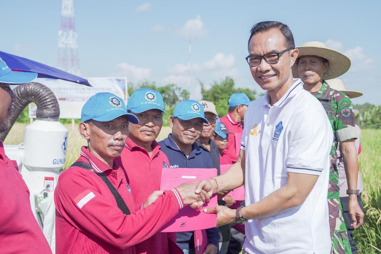 Petani-Di-Kabupaten-Badung-Mulai-Gunakan-Mesin-Panen-Padi.jpg