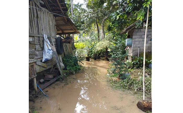 Petugas-BPBD-Jembrana-saat-melakukan-pengecekan-di-lokasi-terjadinya-luapan-air.jpg