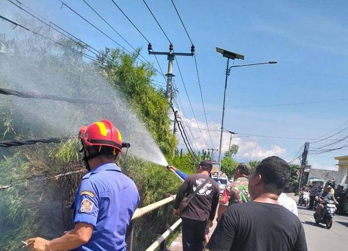 Petugas-Damkar-Pos-Seririt-saat-melakukan-pemadaman-kebakaran-kabel-listrik.jpg