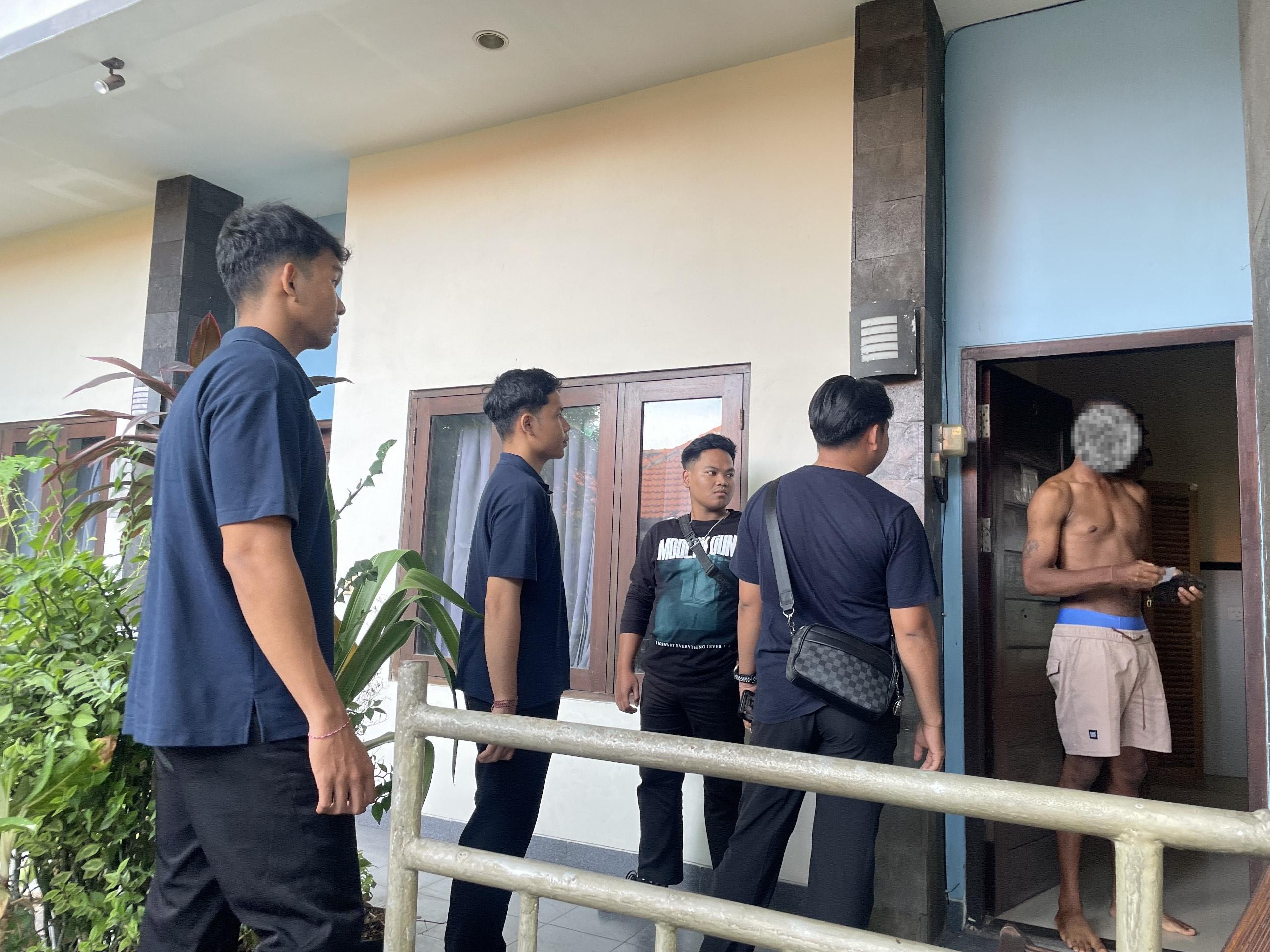 Petugas-Imigrasi-mendatangi-penginapan-di-tempat-tiga-WNA-asal-Ghana.jpg
