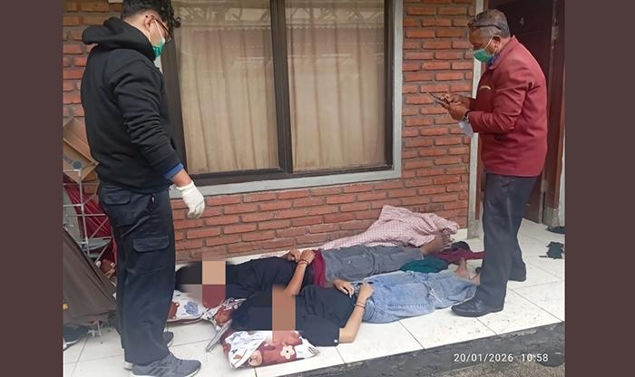 Petugas-medis-saat-melakukan-pemeriksaan-terhadap-jenazah-Putu-AS-dan-Kadek-SBC.jpg