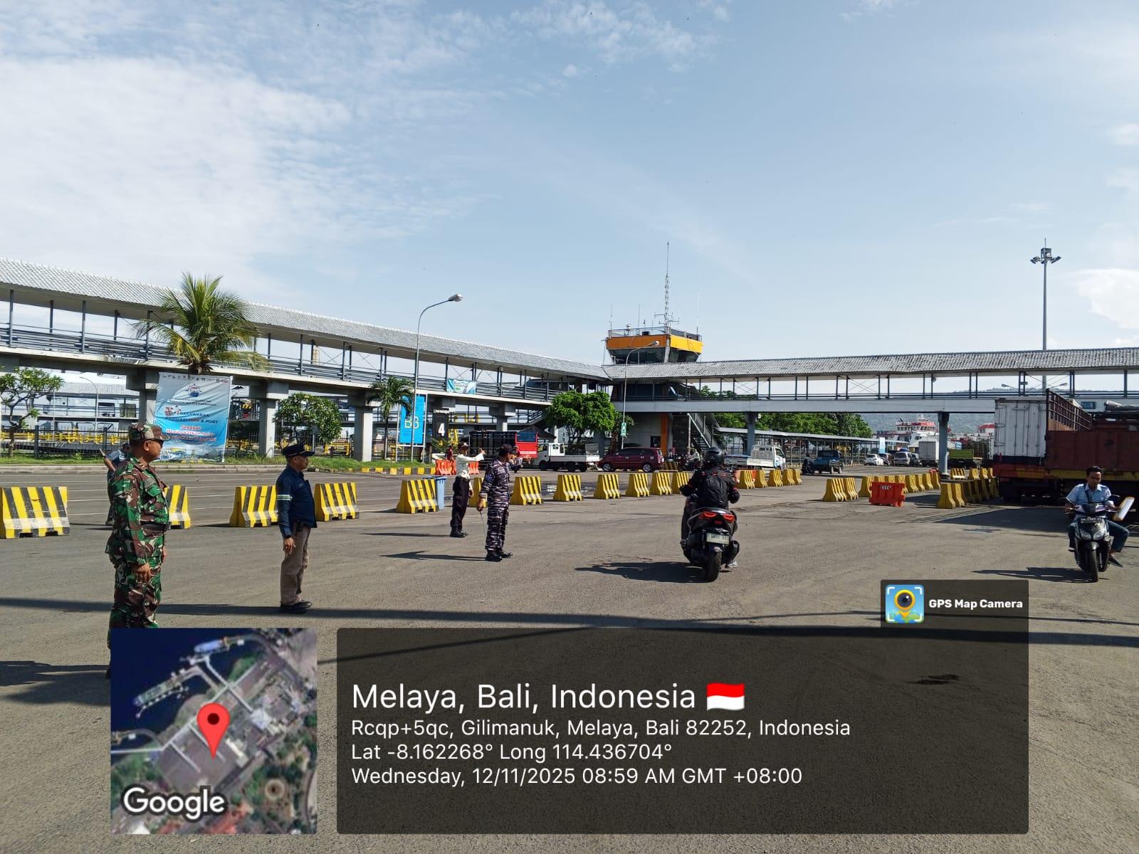 Petugas-melakukan-pengaturan-di-area-Pelabuhan-Gilimanuk-K.jpg