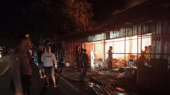 Petugas-memadamkan-api-yang-membakar-sebuah-ruko-di-Banjar-Dinas-Kalanganyar.jpg