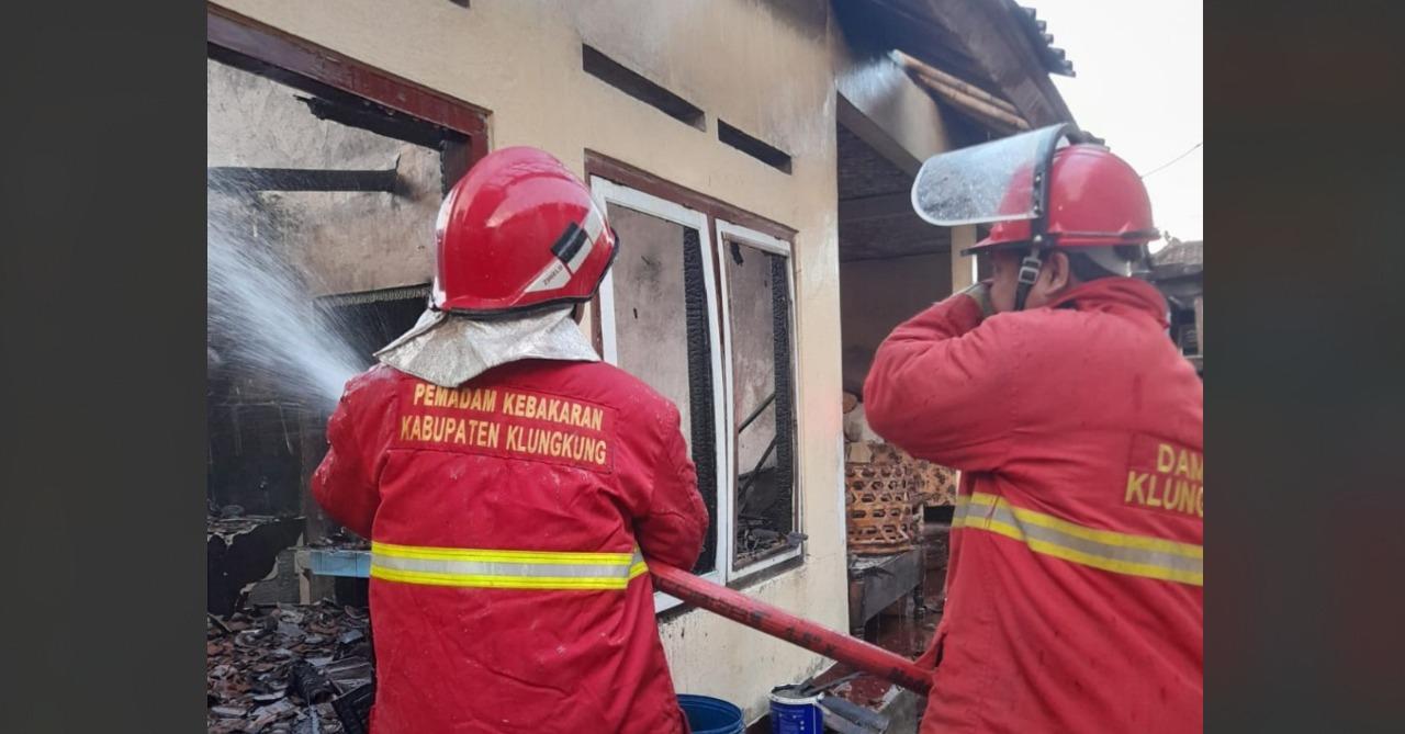 Petugas-pemadam-memadamkan-kebakaran-bangunan-dapur-di-di-Desa-Getakan.jpg
