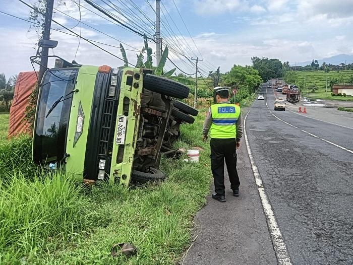 Petugas-saat-melakukan-penanganan-di-TKP-kecelakaan-out-of-control-truk-125.jpg