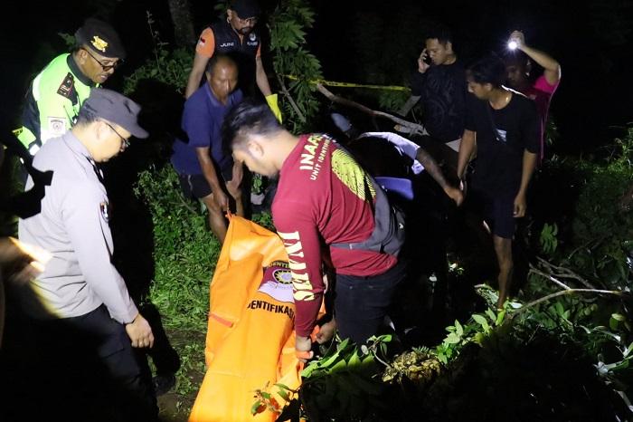 Petugas-saat-mengevakuasi-tubuh-I-Made-Darma-Negara-yang-ditemukan-tewas.jpg