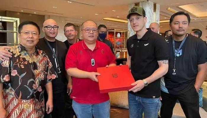 Pieter-Tanuri-owner-Bali-United-Kakak-dari-CEO-Bali-United-Yabes-Tanuri-foto-bersama-Mesut-Ozil.jpg