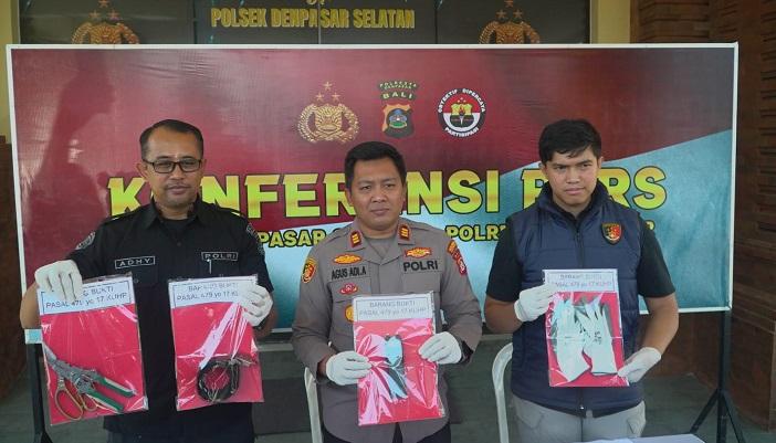 Pihak-Kepolisian-menunjukan-barang-bukti-saat-Press-release-kasus-Curas1.jpg