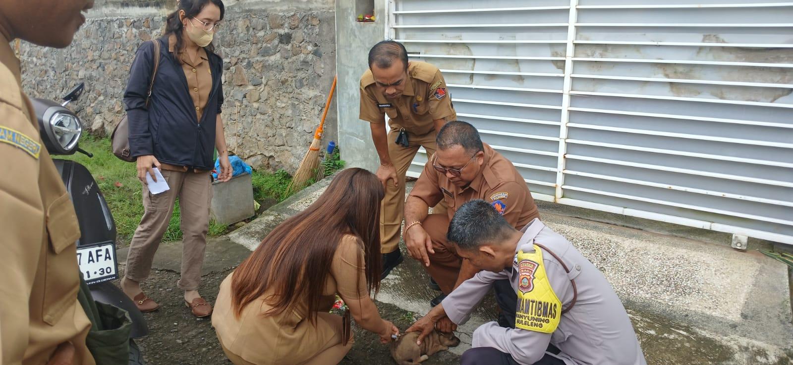 Pihak-dinas-bersama-Tisira-Banyuning-saat-melakukan-vaksinasi-terhadap-hewan-penular-rabies.jpg