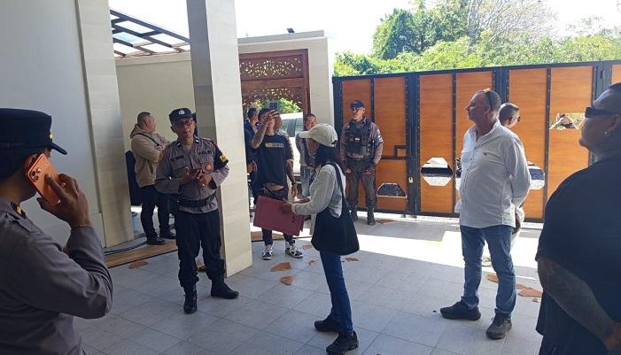 Pihak-kepolisian-meredam-situasi-aksi-pengerusakan-oleh-sekelompok-preman-di-Villa-Dom.jpg