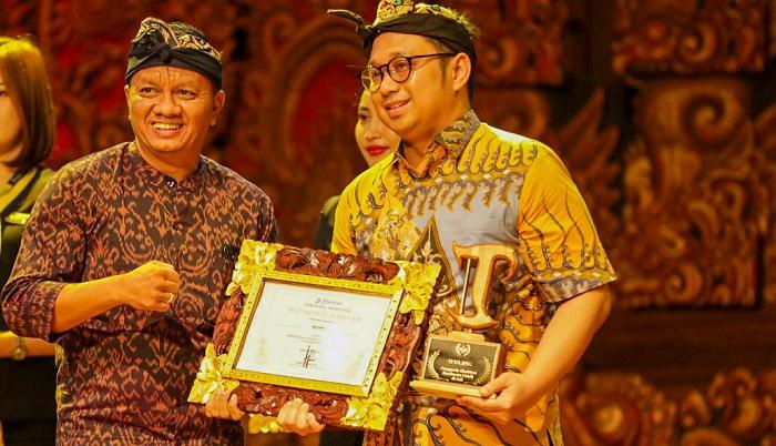 Pimpinan-Redaksi-Tribun-Bali-Komang-Agus-Ruspawan-kiri-berfoto.jpg