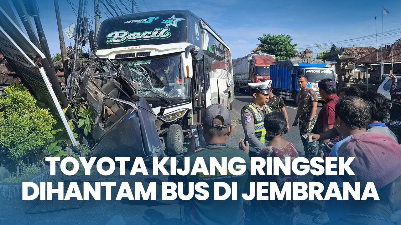 Polisi-dan-warga-berada-di-TKP-bus-tabrak-mobil-hingga-ringsek-di-Jalan-Raya-Denpasar-Gilimanuk.jpg