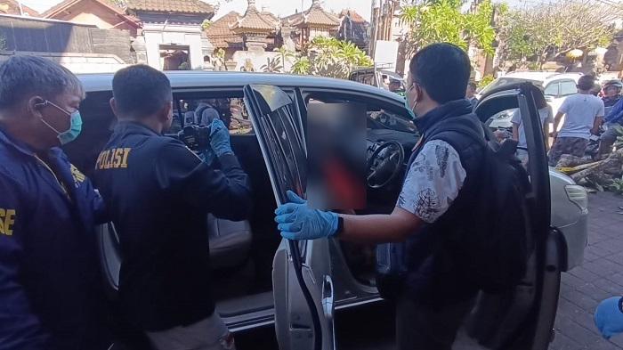 Polisi-melakukan-olah-TKP-pada-mobil-yang-di-dalamnya-terdapat-guide-meninggal.jpg
