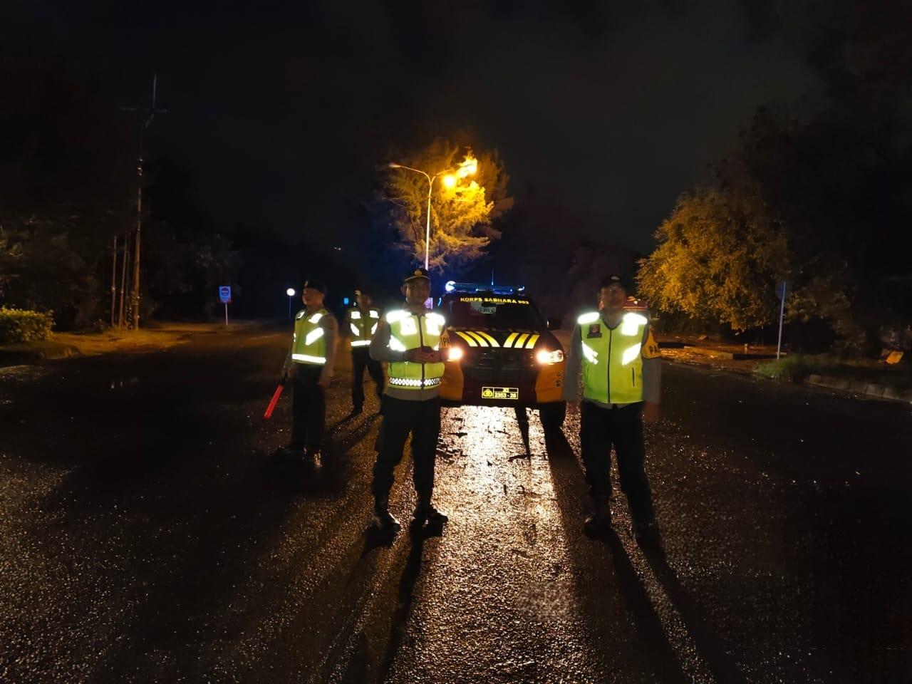 Polisi-melakukan-patroli-dan-siap-bergerak-jika-ada-laporaN.jpg