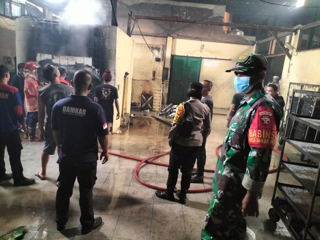 Polisi-mengecek-Kebakaran-pabrik-roti-di-Desa-Banjar-Anyar.jpg