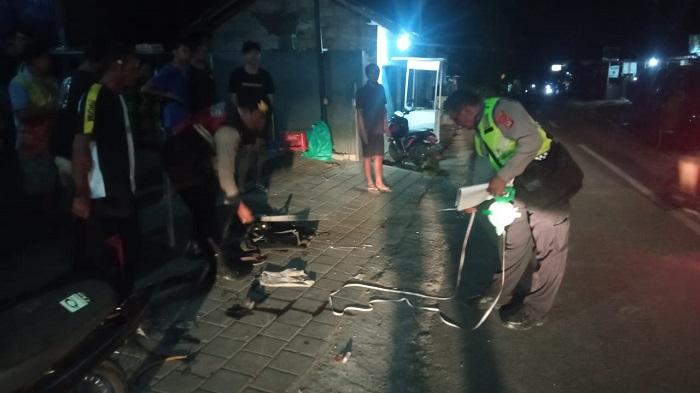 Polisi-saat-melakukan-olah-TKP-pasca-kejadian-kecelakaan-sepeda-motor.jpg