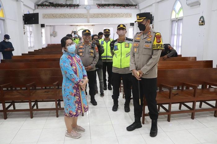 Polisi-saat-melakukan-pengamanan-Paskah-di-gereja.jpg