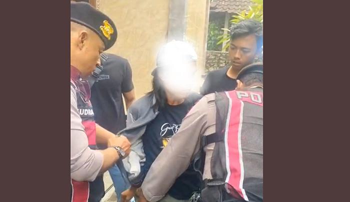 Polisi-saat-mengamankan-seorang-ODGJ-yang-diduga-mencuri-motor.jpg