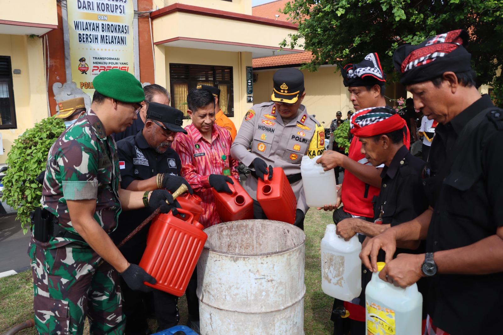 Polres Buleleng Musnahkan Ratusan Liter Miras dan Knalpot Brong Jelang Tahun Baru
