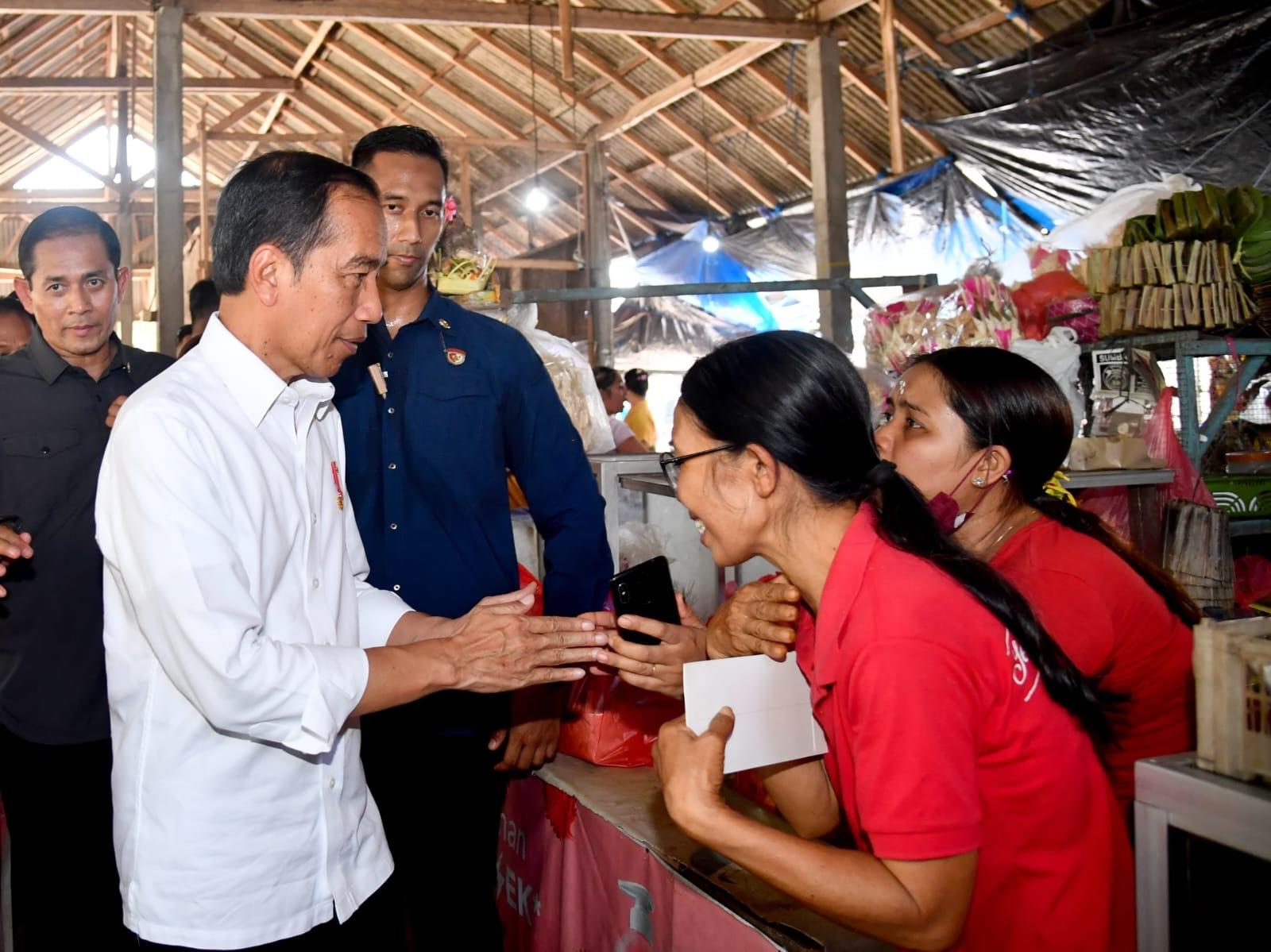 Presiden-Jokowi-menyerahkan-sejumlah-bantuan-untuk-para-pedagang-di-Pasar-Bulan-Gianyar.jpg