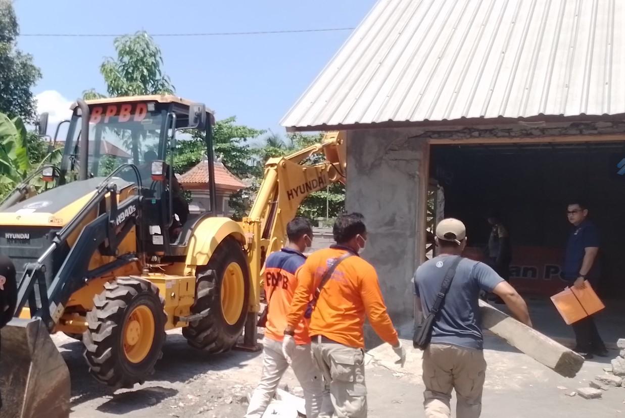 Proses-evakuasi-buruh-bangunan-di-Ubud.jpg