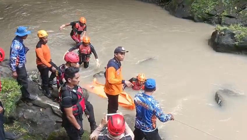 Proses-evakuasi-jasad-Yuliana-yang-di-temukan-di-Sungai-Yeh-Ge-Tabanan.jpg