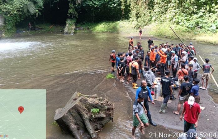 Proses-evakuasi-jenazah-Gede-Putra-dari-dasar-air-terjun.jpg