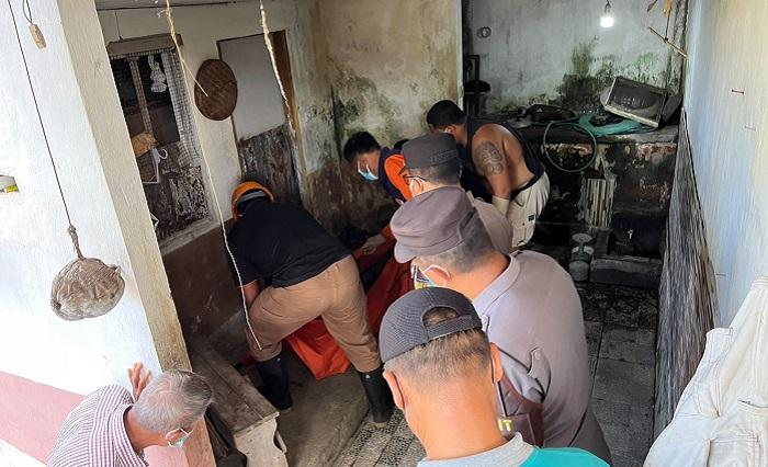 Proses-evakuasi-jenazah-lansia-yanh-ditemukan-meninggal-dunia-478.jpg
