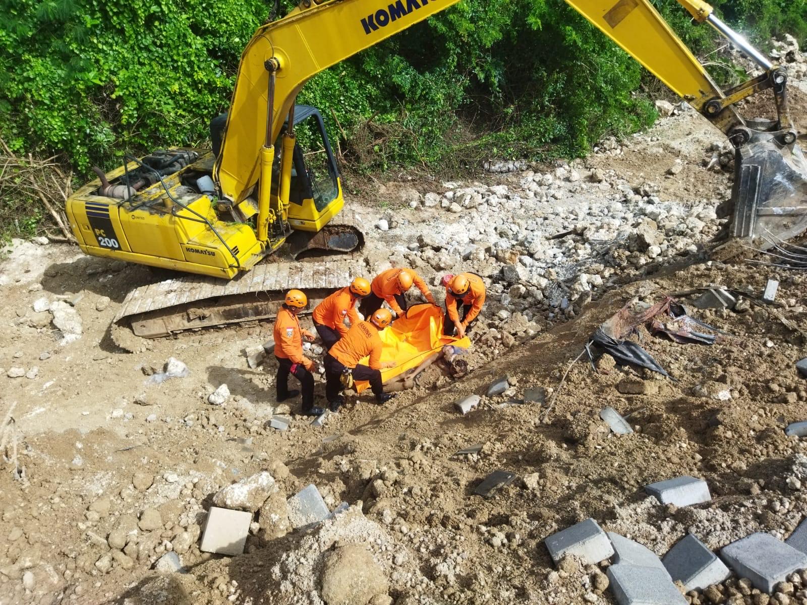 Proses-evakuasi-pekerja-proyek-yang-menjadi-korban-longsor-di-Ungasan-Kuta-Selatan.jpg