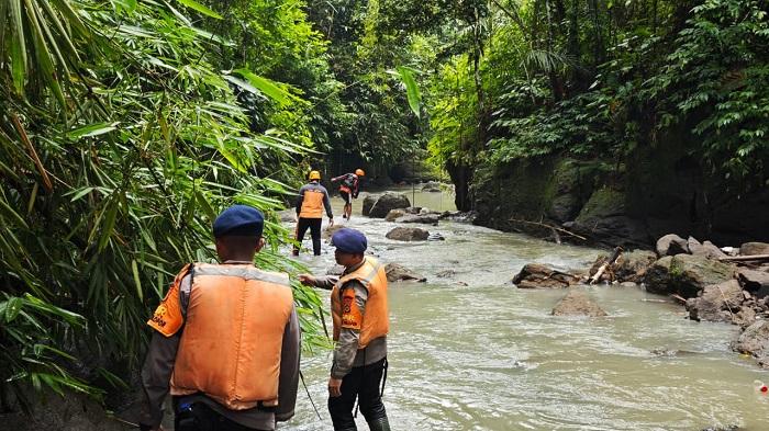 Proses-pencarian-hari-kedua-terhadap-korban-ibu-dan-anak-yang-terseret-arus-89.jpg