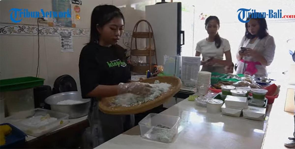 Asli Dijuluki Klepon Terenak di Dunia, Intip Pembuatan Klepon Gianyar Sejak 1980