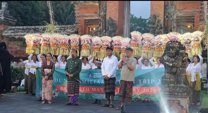 Puluhan-travel-agent-asal-India-saat-melakukan-foto-bersama.jpg
