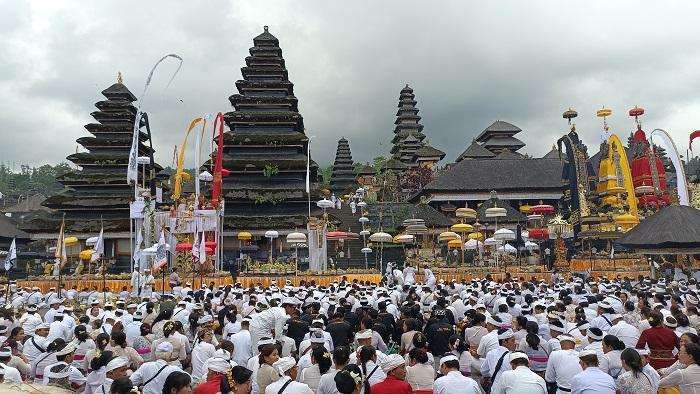 Puncak-Karya-Ida-Batara-Turun-Kabeh-IBTK-di-Pura-Penataran-Agung-Besakih.jpg