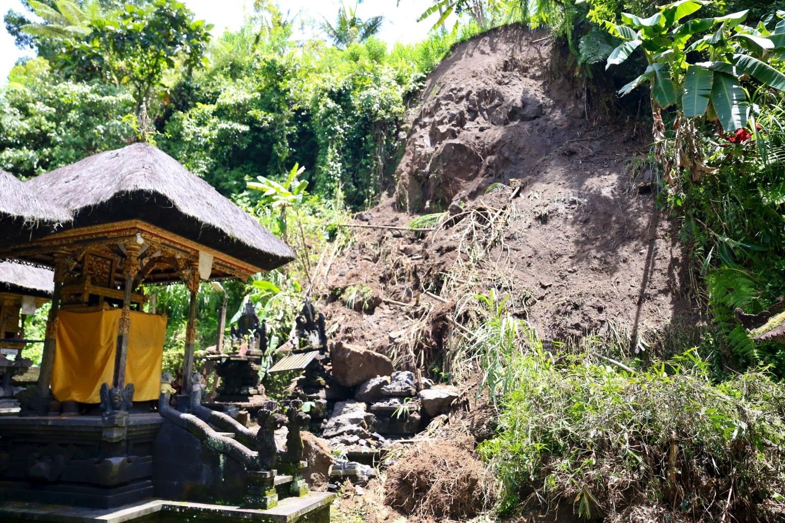 Pura-Manik-Tirta-di-Desa-Tihingan-yang-rusak-terkena-longsor.jpg