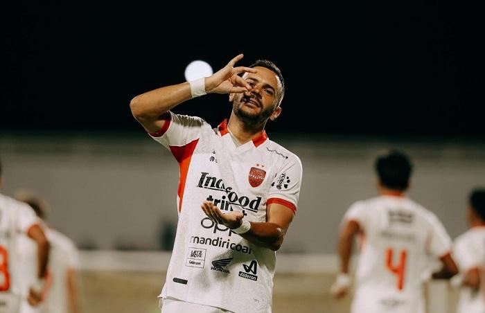 RAYAKAN-GOL-Gelandang-serang-Bali-United-Mirza-Mustafic-saat-melakukan-selebrasi.jpg