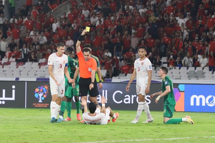 Ragnar-Oratmangoen-mendapatkan-kartu-kuning-di-laga-Timnas-Indonesia-vs-Arab-Saudi.jpg