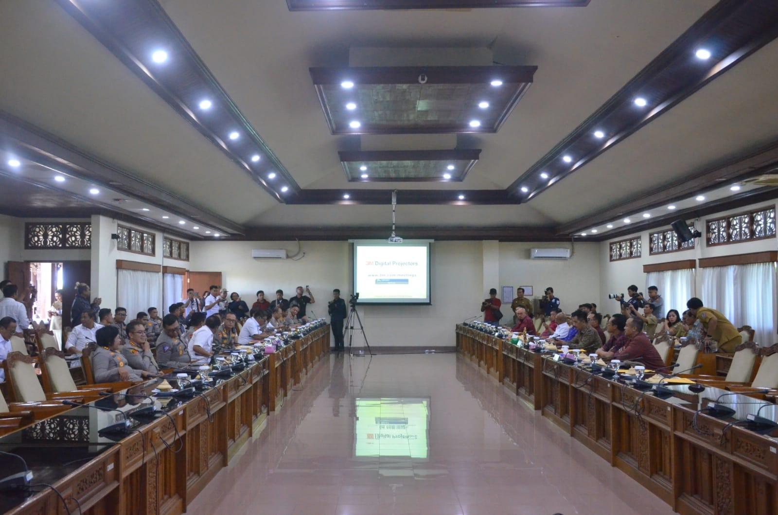 Rapat-Kerja-Komisi-1-DPRD-Bali-dengan-Kapolda-Bali-terkait-pengamanan-Pemilu-2024.jpg