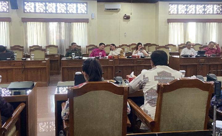 Rapat-Pansus-DPRD-Bali-membahas-bangunan-WNA-Rusia-di-kawasan-Tahura.jpg