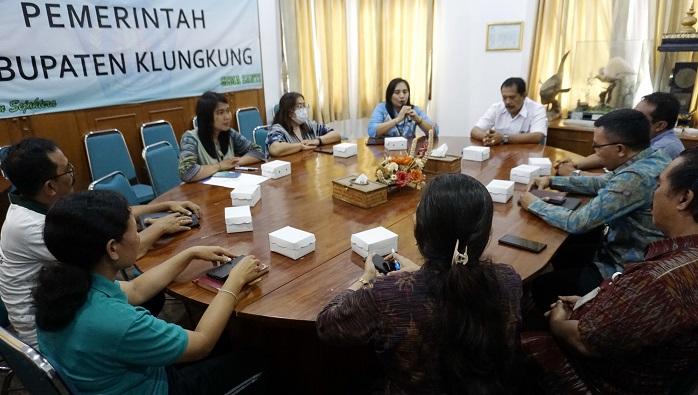 Rapat-koordinasi-yang-membahas-tentang-keberlanjutan-UHC-di-Klungkung-Jumat-15122023.jpg
