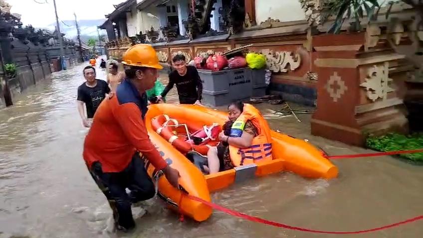 bali/Ratusan-Warga-di-Evakuasi-Bayi-hingga-Lansia-Diungsikan-Karena-Banjir.jpg