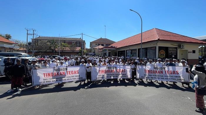 Ratusan-warga-Desa-Bugbug-datang-ke-Polres-Karangasem1.jpg