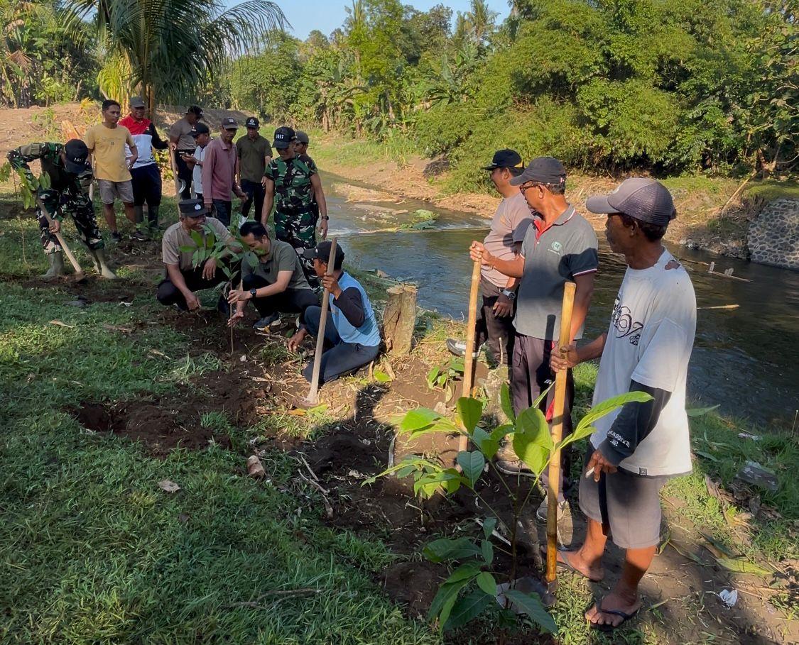 Ribuan-Pohon-Ditanam-di-Bantaran-Sungai-Jembrana-Bali-untuk-Cegah-Bencana.jpg